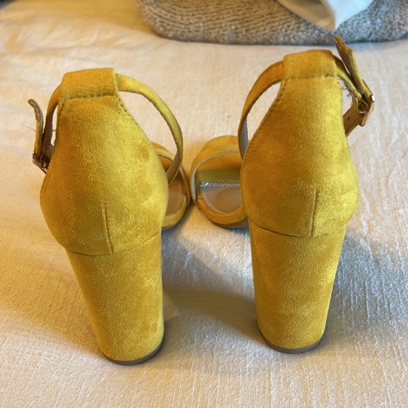 NWT Mustard Yellow Suede Velvet Pumps - Picture 4 of 4